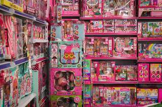 Caixas de bonecas em uma loja de brinquedos na Capital (Foto: Henrique Kawaminami)