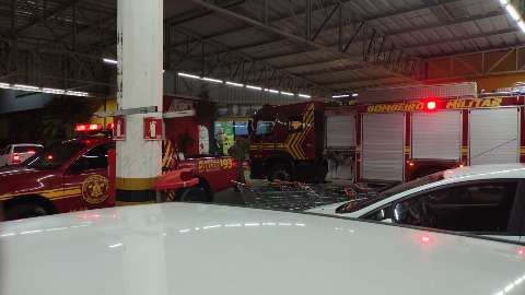 Princ&iacute;pio de inc&ecirc;ndio assusta clientes dentro de atacadista 