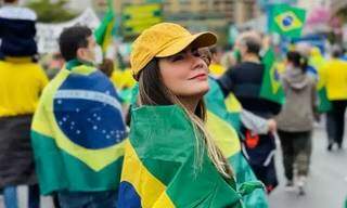 De verde e amarelo durante manifestação, Fran Pecois em post no Instagram. (Foto: Reprodução)