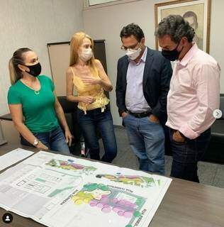 Secretários e prefeito Marquinhos Trad (PSD) analisam projeto da UPA VET nas ruas do Aero Rancho. (Foto: Instagram)