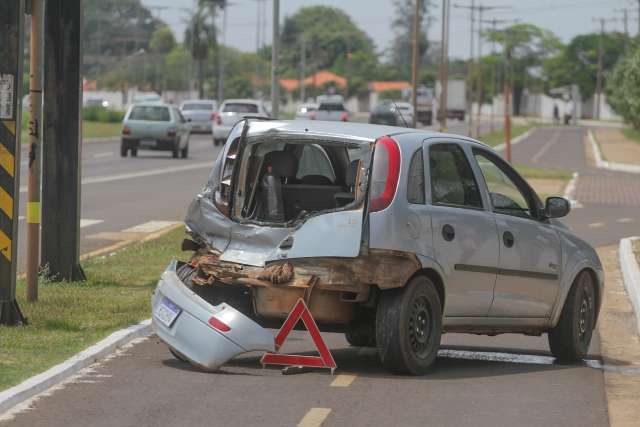 Depois de ser atingido na traseira por caminh&atilde;o, carro vai parar em ciclovia 