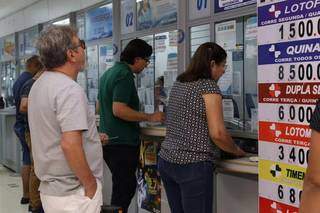 Apostadores em lotérica de Campo Grande (Foto: Paulo Francis/Arquivo)
