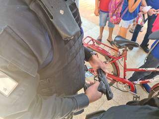 Jovem entra com arma falsa e causa p&acirc;nico em escola no interior