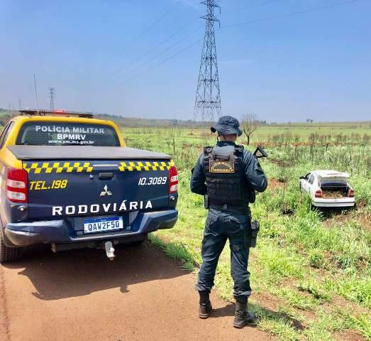 Traficantes pulam de carro em movimento e deixam 297 Kg de maconha para tr&aacute;s 