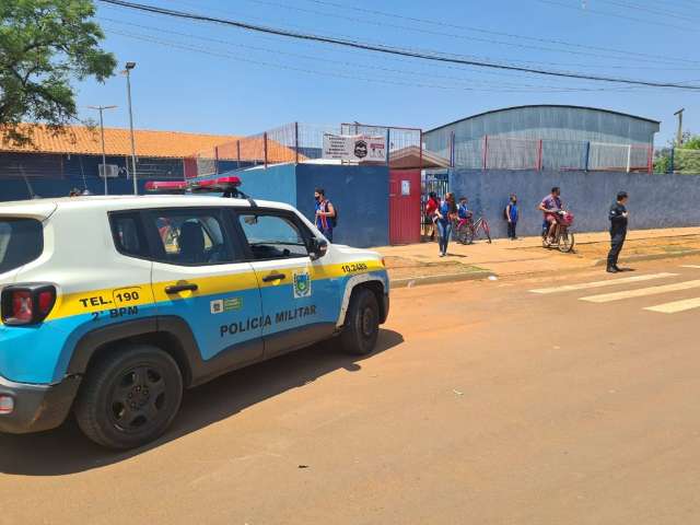 Jovem entra com arma falsa e causa p&acirc;nico em escola no interior