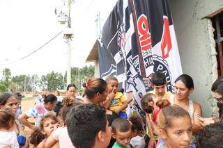 Bonecas, carrinhos e bolas espalham alegria em a&ccedil;&atilde;o social do Corinthians 