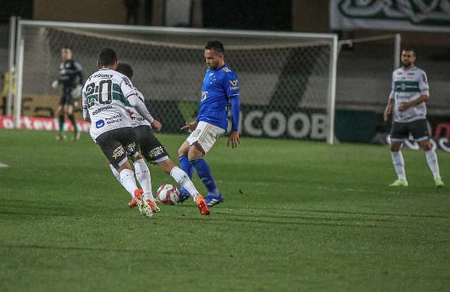 Cruzeiro domina partida e vence o Coritiba por 3 a 0 