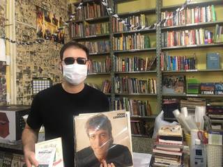 Rafael comprou disco do John Lennon e mais dois livros (Foto: Jéssica Fernandes)
