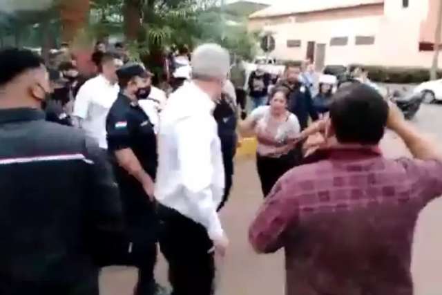 Tio de v&iacute;tima, prefeito &eacute; contido pela pol&iacute;cia ap&oacute;s chutar corpo
