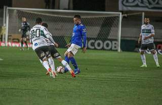 Cruzeiro domina partida e vence o Coritiba por 3 a 0 