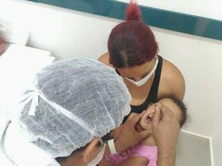 Criança tomando imunizante na Capital. (Foto: Arquivo)