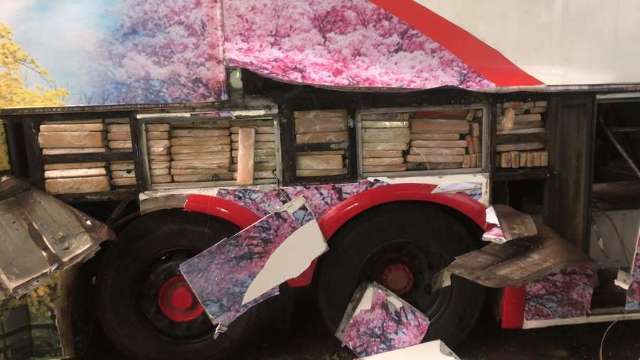 Pol&iacute;cia acha uma tonelada de droga escondida na lateral de &ocirc;nibus de turismo