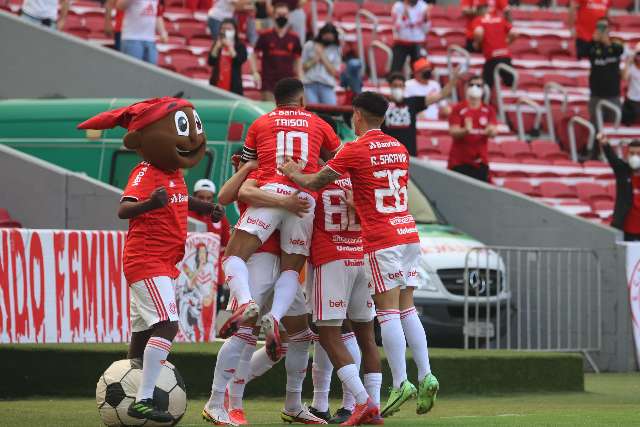 Com 3 de Yuri Alberto, Internacional goleia e aumenta crise na Chapecoense 