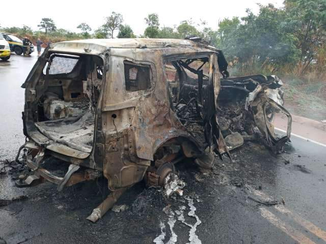 Acidente entre Jeep e viatura da Pol&iacute;cia Rodovi&aacute;ria mata motorista na BR-163