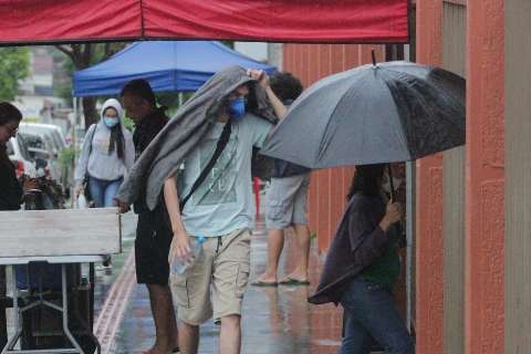 Na busca por estágio, mais de 2.200 saem de casa na chuva para prova do TJMS