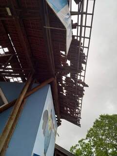 Estrutura no balneário foi danificada e prédio ficou destelhado. (Foto: Divulgação)