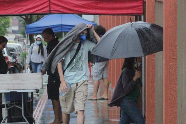 Na busca por est&aacute;gio, mais de 2.200 saem de casa na chuva para prova do TJMS