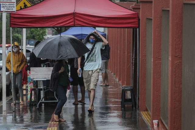 Chuva n&atilde;o d&aacute; tr&eacute;gua e Inmet refor&ccedil;a alerta para queda de granizo