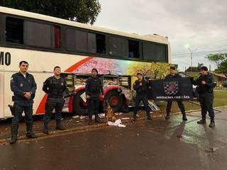 Pol&iacute;cia acha uma tonelada de droga escondida na lateral de &ocirc;nibus de turismo