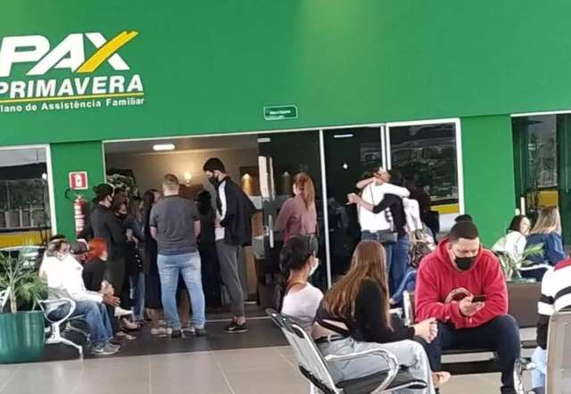 Vel&oacute;rio de v&iacute;tima de chacina &eacute; marcado pela dor da m&atilde;e e perplexidade dos amigos