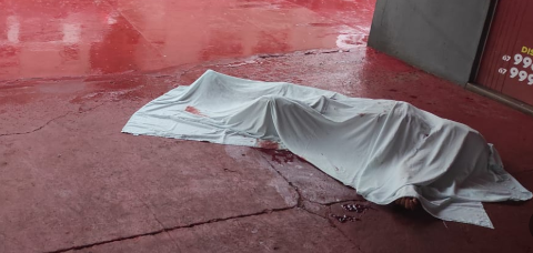Homem é assassinado com 18 facadas em calçada de pizzaria 