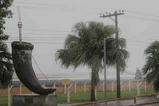 Tempo amanheceu chuvoso na região do Bairro Aeroporto (Foto: Marcos Maluf)