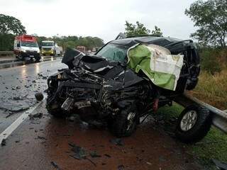 Motorista do veículo na foto, um Jeep Cheeroke, morreu depois do acidente. (Foto: Sidney Assis)