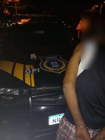 Homem &eacute; preso enquanto atacava a esposa com golpes de fac&atilde;o na frente dos filhos