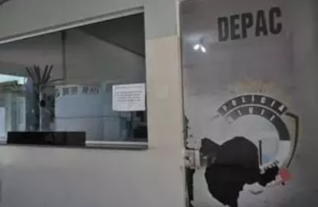 Homens s&atilde;o flagrados transportando galo amarrado, sedado e ferido 
