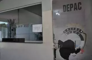 Homens são flagrados transportando galo amarrado, sedado e ferido Homens são flagrados transportando galo amarrado, sedado e ferido