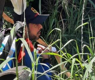 Paraquedista que ficou enroscado em fios de alta tensão em Ponta Porã. (Foto: Direto das Ruas)