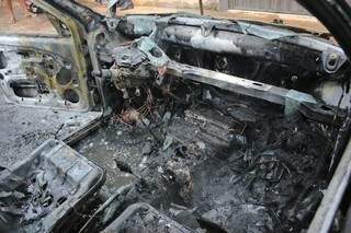 Carro ficou completamente destruído no incêndio. (Foto: Paulo Francis)