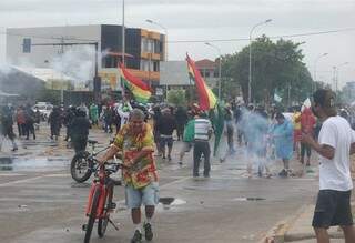 Polícia percorre ruas dispersando os manifestantes em Cochabamba, outra cidade com pontos de bloqueio. (Foto: Jorge Ibáñez)