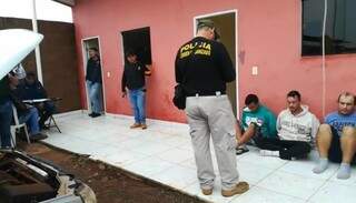 Três dos seis brasileiros presos hoje, vigiados por policiais paraguaios. (Foto: Direto das Ruas)