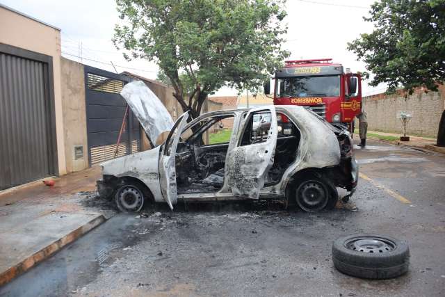 No dia do anivers&aacute;rio, dona de casa &eacute; surpreendida com inc&ecirc;ndio no ve&iacute;culo