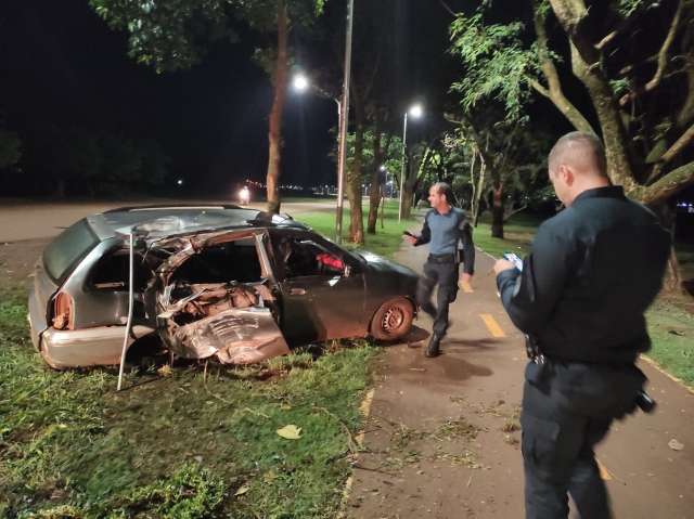 Bêbado e com 2 filhos no carro, motorista bate e arranca poste