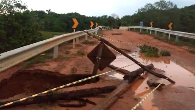 Temporal em Tr&ecirc;s Lagoas deixa 70 &aacute;rvores ca&iacute;das e cratera em ponte