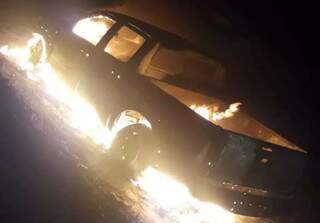 Caminhonete que pode ter sido usada no crime foi encontrada em chamas ontem à noite (Foto: Direto Das Ruas