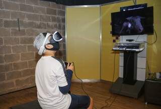Thiago Piu, de 12 anos, jogando Playstation com óculos de realidade virtual. (Foto: Paulo Francis)