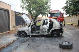 Carro foi destruído quando dona de casa tentou sair. (Foto: Paulo Francis)