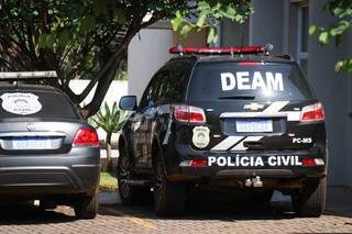 Com machado, homem arromba casa e agride ex com socos e chutes