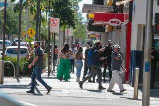 Pessoas transitando na área central de Campo Grande. (Foto: Marcos Maluf/Arquivo)