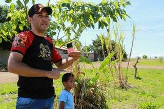 Jenailson Teles, soltando pipa ao lado do filho Kauã Gabriel (Foto: Kísie Ainoã)