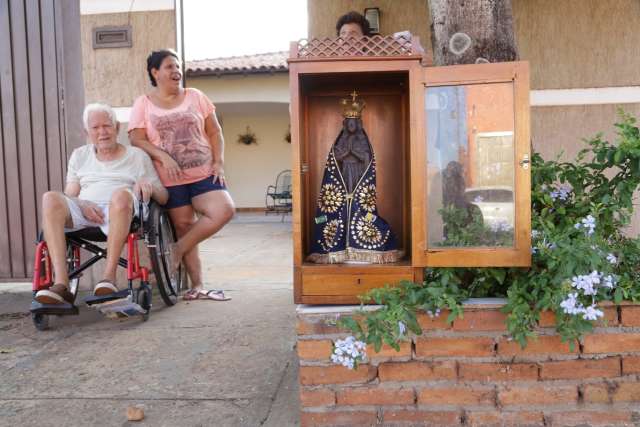 Em carreata ou na cal&ccedil;ada, fi&eacute;is celebram Aparecida cheios de hist&oacute;rias sobre f&eacute;