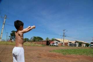 Pequeno Henrique apreendendo soltar pipa nas ruas do bairo Nova Campo Grande (Foto: Kísie Ainoã)