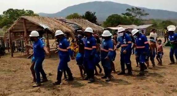 Ind&iacute;genas e eletricistas caem na dan&ccedil;a para celebrar energia el&eacute;trica em aldeia 