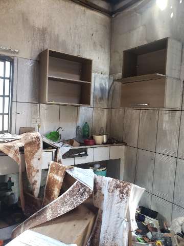 Ap&oacute;s vel&oacute;rio do pai, filha incendeia resid&ecirc;ncia e vai parar na delegacia