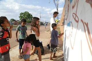 Crianças acompanharam intervenção artística no muro. (Foto: Kísie Ainoã)