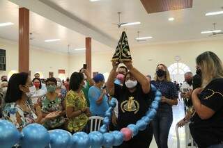 Devota conduz Nossa Senhora durante celebração em igreja da Avenida Tamandaré. (Foto: Kísie Ainoã)