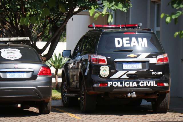 Com machado, homem arromba casa e agride ex com socos e chutes